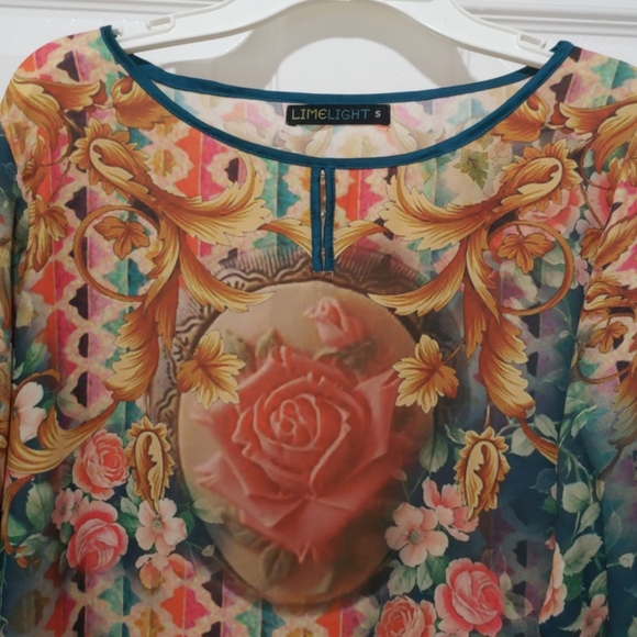 Beautiful silk top/kurti. - Picture 2 of 3